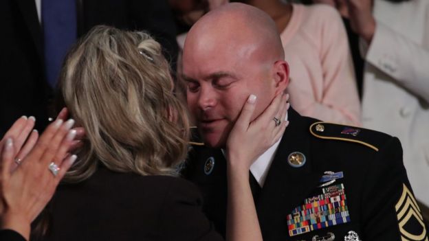 El sargento Townsend Williams saludado por su esposa