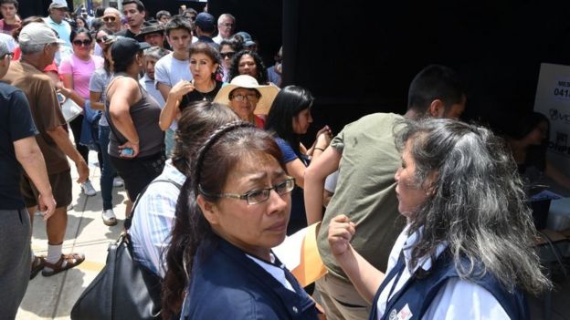 Gente votando en Perú
