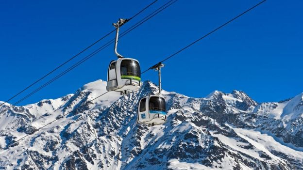 在法国东部上萨瓦省（Haute-Savoie）与意大利和瑞士交界的一个滑雪场地确诊了五名英国游客受病毒感染
