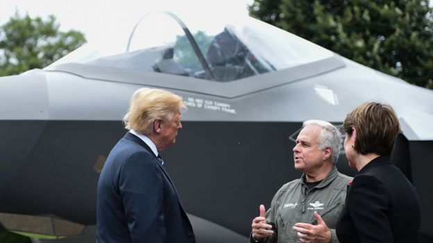 Donald Trump con un F-35.