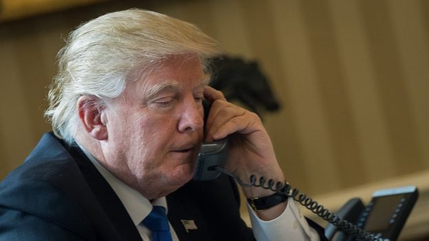 Donald Trump habla por teléfono