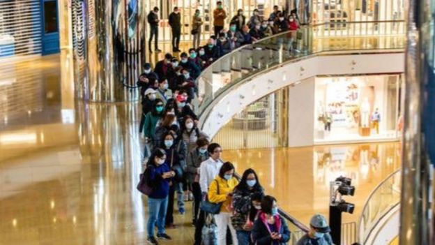 Como ocorreu em muitas partes do mundo, habitantes de Hong Kong fizeram filas para comprar máscaras e álcool em gel