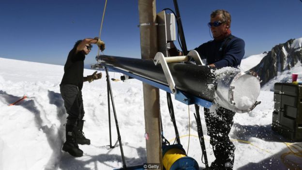 Imagem mostra pesquisadores perfurando geleira em busca de informações para estudos