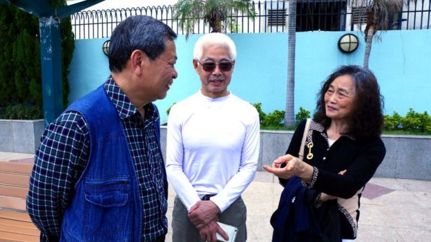 Chan (tengah) memperkenalkan istrinya kepada Ha