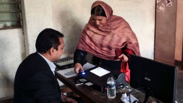 ইভিএমে ভোট দিতে গিয়ে অনেকেই জটিলতার মুখে পড়েছেন।