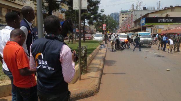 Waandamanaji wanachoma moto magurudumu ya magari, wanarusha mawe huku pia kuweka vizuizi vya barabarani.