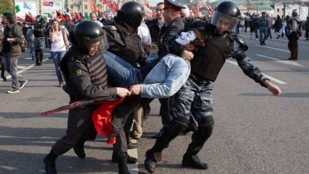 Policía rusa detiene a opositores durante la "Marcha de millones" contra el regreso de Vladimir Putin a Moscú en mayo de 2012.