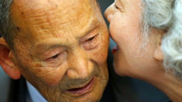 2015இல் நடந்த ஒன்றுகூடல் நிகழ்வில் தன் தந்தையிடம் பேசும் மகள்