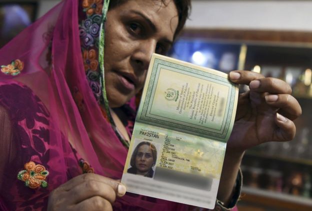 Mujer con pasaporte pakistán