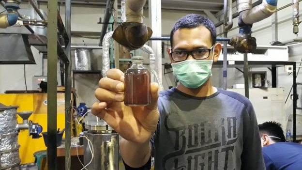 Bahan bakar minyak dari bungkus mi instan yang dihasilkan melalui proses pirolisis.
