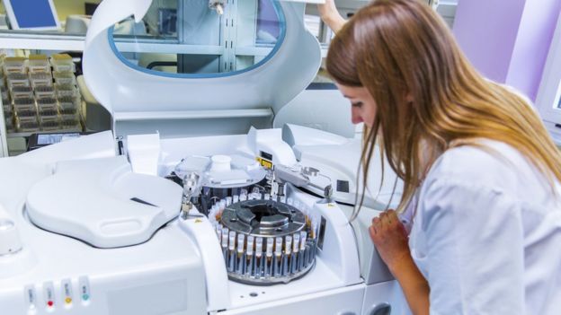 Científica en laboratorio genético