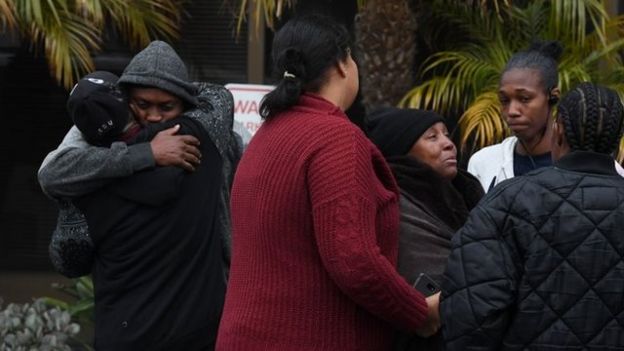 Familiares de las victimas en el tiroteo se abrazan.