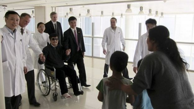 Chen Guangcheng cuando se reunió con su familia en el hospital de Pekín en 2012.