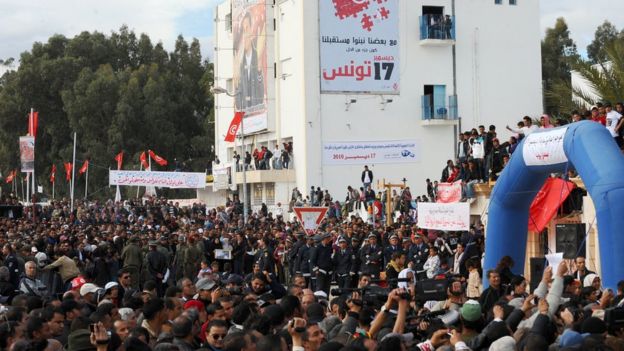 احتشد آلاف التونسيين في للاحتفال بالذكرى الأولى للانتفاضة الشعبية التي أطاحت بالدكتاتور زين العابدين بن علي وأطلقت ثورات الربيع العربي.