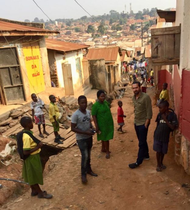 Daniel, Prudence ve Jamie, Prudence'ın hemşirelik yaptığı Kampala'nın yoksul mahallesinde