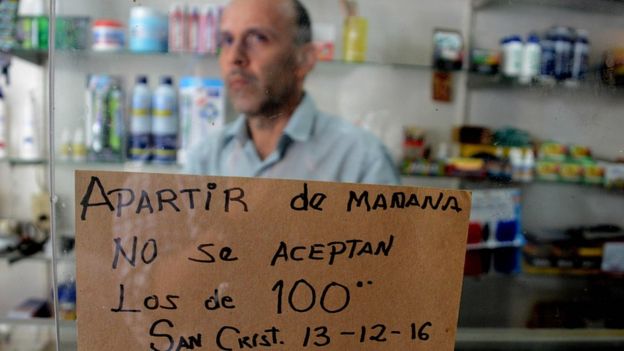 Un cartel que advierte sobre la aceptación limitada de billetes de 100