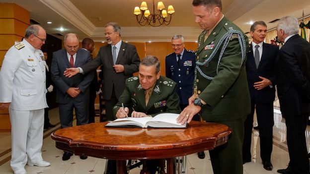 Comandante do Exército, General-de-Exército Eduardo Villas Bôas, assina livro de visitas do Ministério da Defesa em fevereiro de 2018