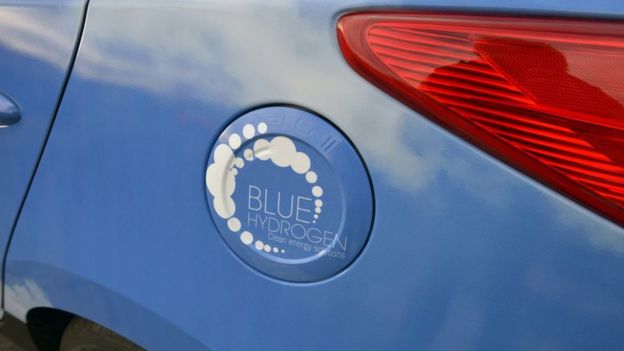 Un auto con la leyenda "hidrógeno azul"