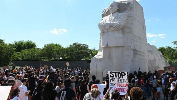 Người biểu tình tập trung quanh đài tưởng niệm Martin Luther King ở Washington D.C. hôm 7/6