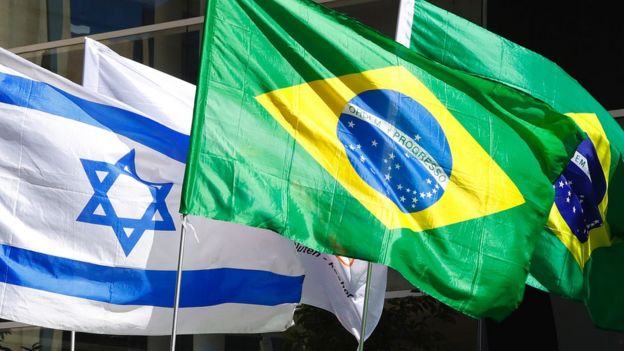 Bandeiras brasileira e israelense na Embaixada do Brasil em Tel Aviv