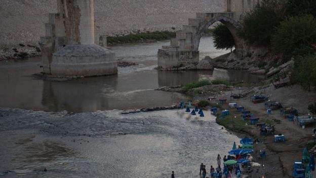 Margem do rio Tigre com barracas e cadeiras