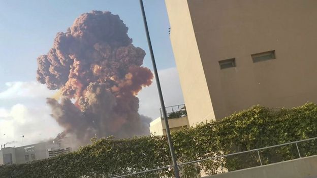 Explosão na capital do Líbano forma uma nuvem de poeira