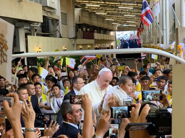 Giáo Hoàng Francis tiến vào trường Assumption, Bangkok, nơi ông cử hành Thánh Lễ tại nhà thờ ở đây trước 7000 sinh viên, học sinh hôm 22/11/2019