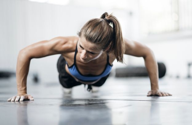 Mujer haciendo flexiones