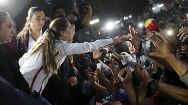 Fabiana Rosales en una visita a Santiago de Chile.