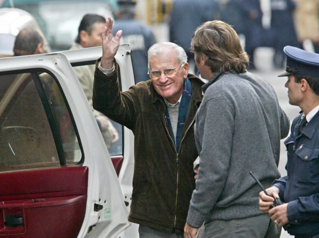 Juan María Bordaberry saluda con una con una sonrisa cuando esta a punto de subirse a un carro.