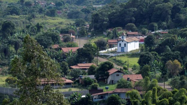 Vista do alto mostra o distrito de Socorro, com igreja e casas
