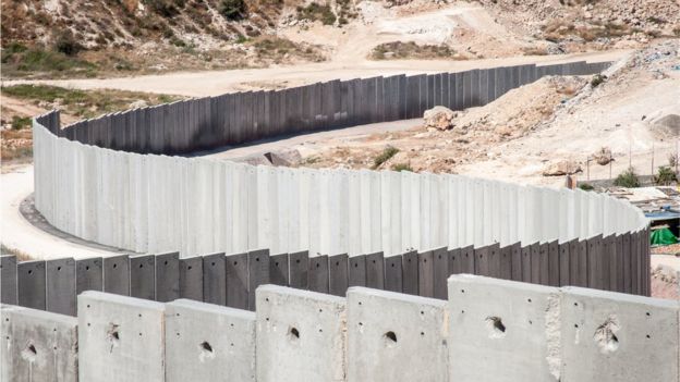 Muro divide territórios em Israel