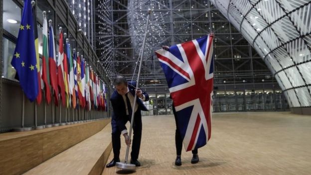 La bandera del Reino Unido es retirada de las sedes de la Unión Europea luego del Brexit