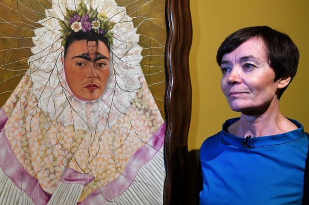 Anna Hryniewiecka, la director del Centro Cultural ZAMEK de Poznań, Polonia, junto a la obra de Frida Kahlo "Autorretrato como tehuana", también conocida como “Diego en mis pensamientos” y “Pensando en Diego”.