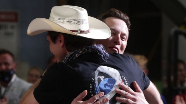 Elon Musk abraza a su hermano tras el lanzamiento de la Crew Dragon