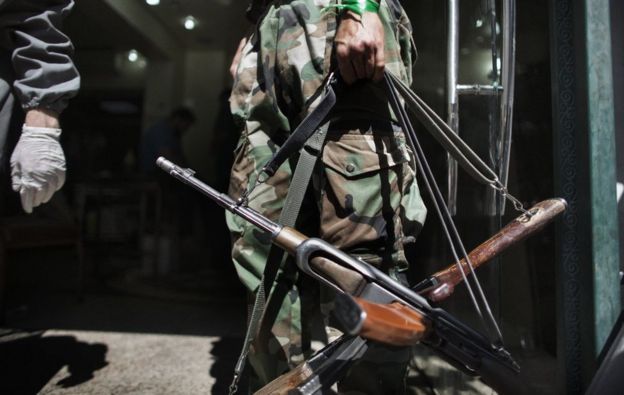 Rebelde sirio con rifles AK-47