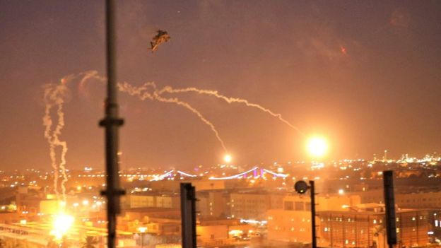 هلیکوپتر آپاچی ارتش آمریکا بر فراز سفارت در بغداد اقدام به پرتاب منور کرده است