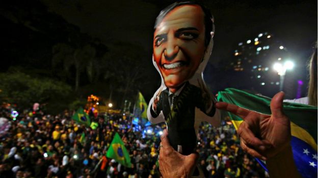 Boneco de Bolsonaro é levantado em manifestação