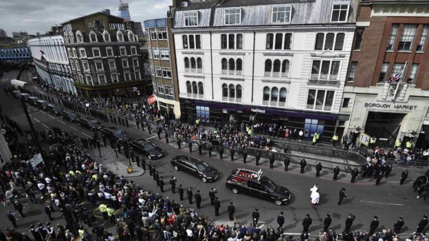 The hearse arrives at Southwark Cathedral