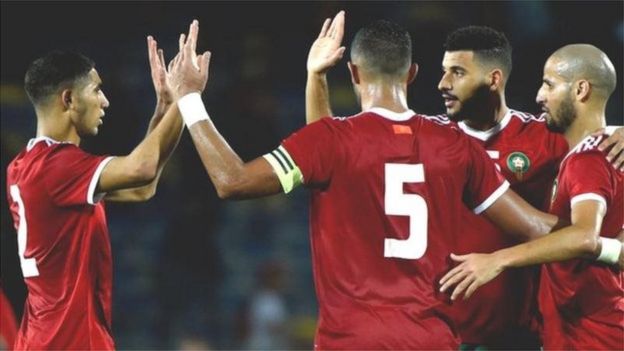Les footballeurs marocains célébrant un de leurs leurs deux buts, contre le Cameroun