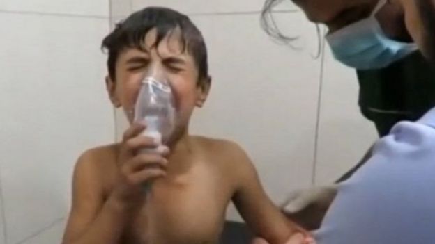 Un niño con una mascarilla