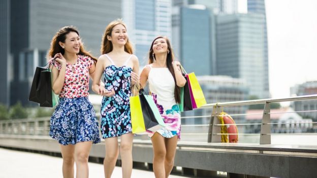 JÃ³venes asiÃ¡ticas caminando por Singapur.