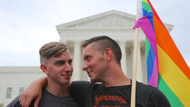 Casal gay em frente à sede da Suprema Corte americana