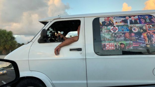 El sospechoso conduciendo una furgoneta.