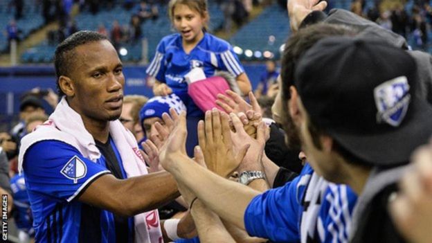 Drogba akishangiliwa na umati wa watu huko Toronto alipoingia uwanjani katika michuano ya mkondo wa kwanza