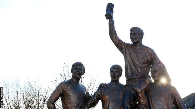 Statue of Ray Wilson. Sir Geoff Hurst, Bobby Moore and Martin Peters near the Boleyn Ground
