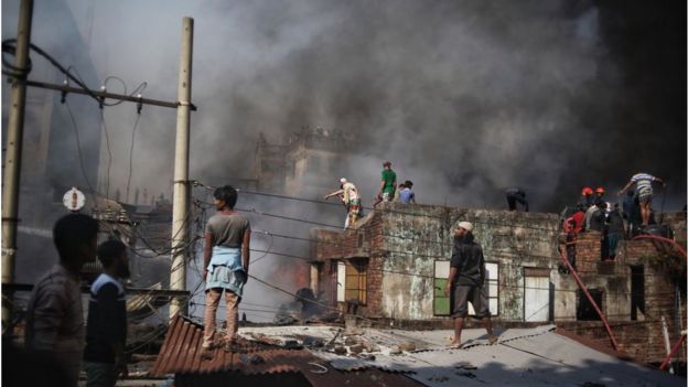 আগুনের পর স্থানীয়দের উদ্ধার তৎপরতা
