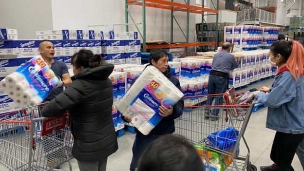 Personas toman papel de baño de una tienda