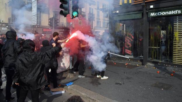 Milan protesters with flares, 13 Oct 17