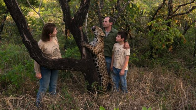 Anah, Leandro e Tiago com uma onça